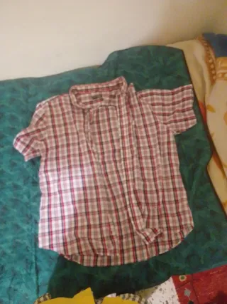 Camisa a cuadros roja y blanca