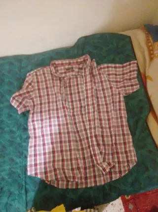 Camisa a cuadros roja y blanca