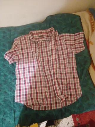 Camisa a cuadros roja y blanca