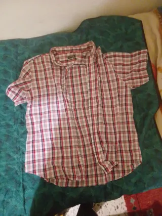 Camisa a cuadros roja y blanca