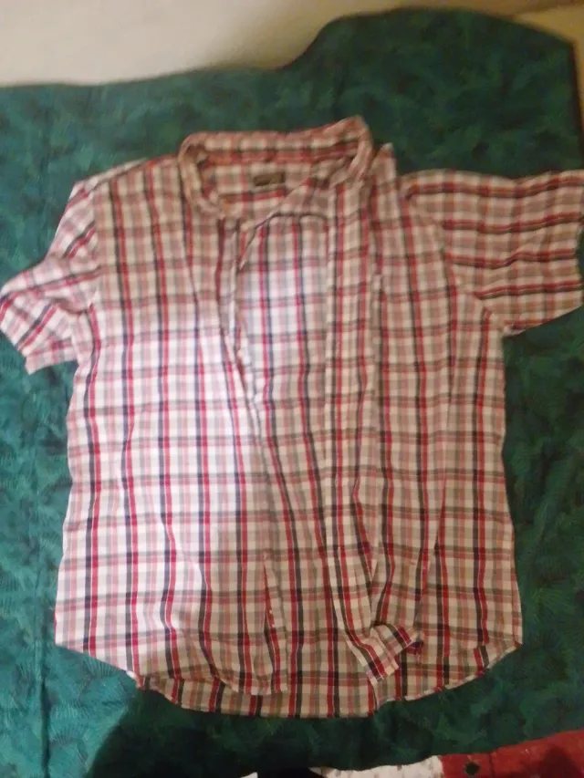 Camisa a cuadros roja y blanca