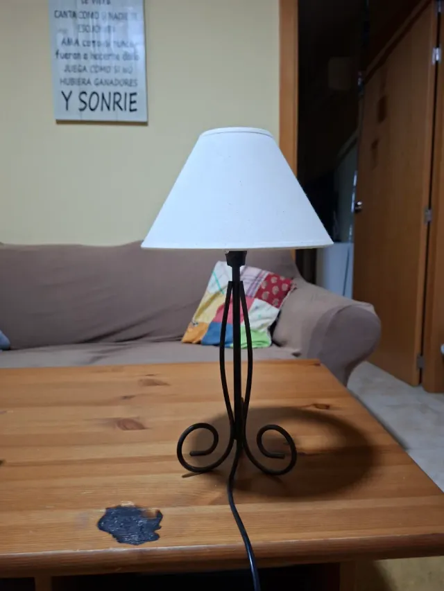 Lampada da tavolo in metallo e tessuto