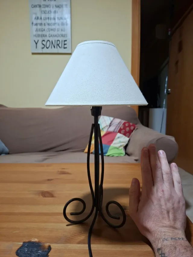 Lampada da tavolo in metallo e tessuto