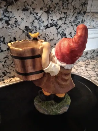 Figura enanito resina con tiesto y pájaro