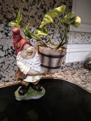 Figura enanito resina con tiesto y pájaro