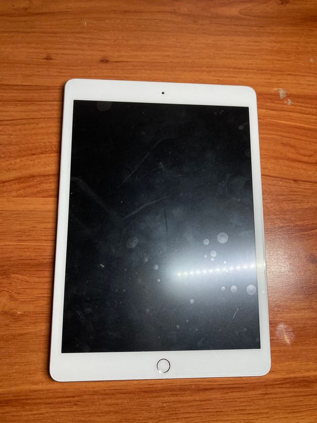 iPad 8va Gen 128GB Blanco + Accesorios