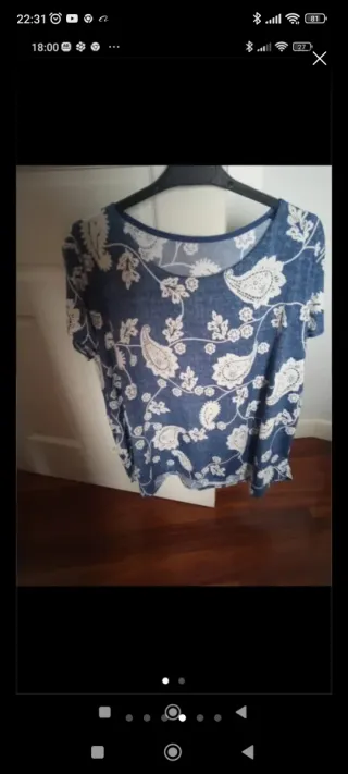 Camiseta azul con estampado floral