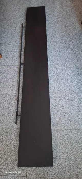 Scaffali in legno e metallo