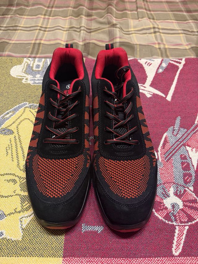 Zapatos de seguridad negros y rojos