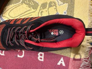 Zapatos de seguridad negros y rojos