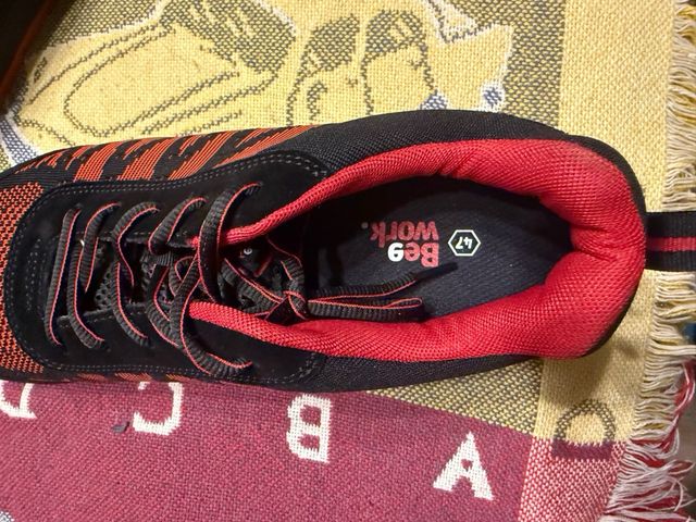 Zapatos de seguridad negros y rojos