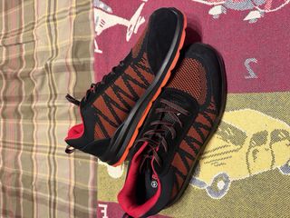 Zapatos de seguridad negros y rojos