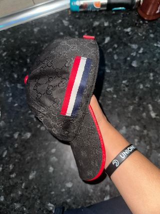 Gorra Gucci Negra con detalles rojos