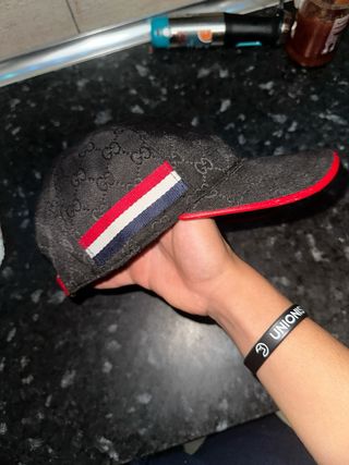 Gorra Gucci Negra con detalles rojos