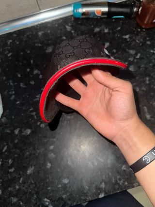 Gorra Gucci Negra con detalles rojos