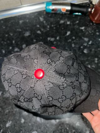 Gorra Gucci Negra con detalles rojos