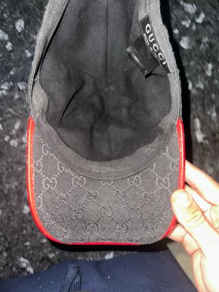 Gorra Gucci Negra con detalles rojos