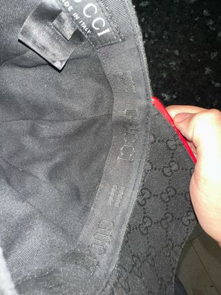 Gorra Gucci Negra con detalles rojos