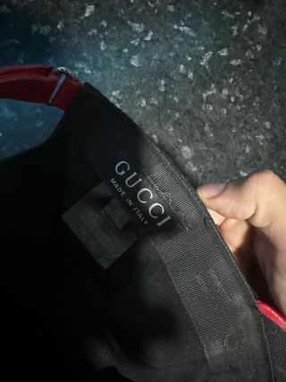 Gorra Gucci Negra con detalles rojos