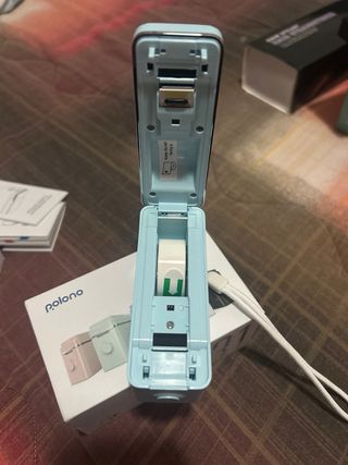 Máquina de etiquetas Polono azul y rosa