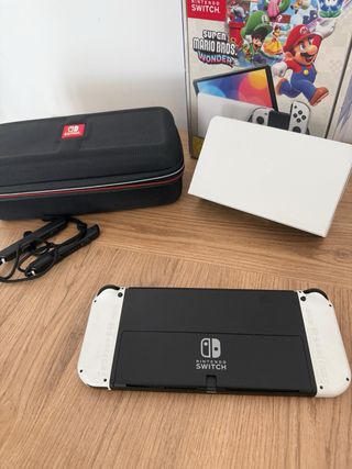 Nintendo Switch OLED + 2 fundas