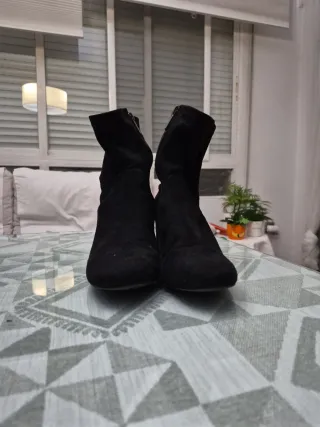 Botines negros media caña ajustable a la pierna