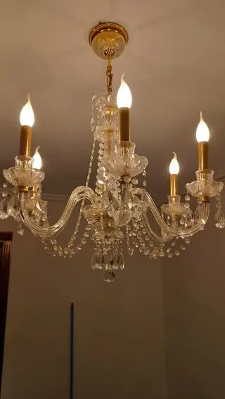 Lámpara araña cristal dorada y transparente