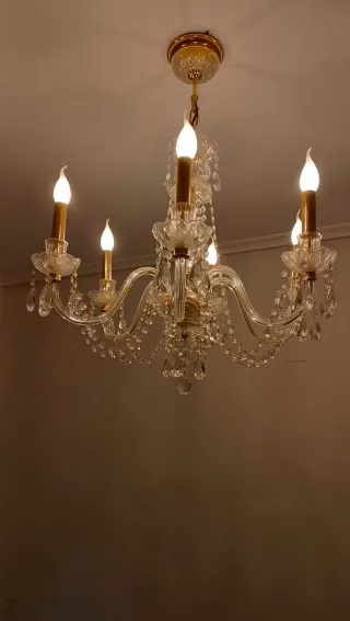 Lámpara araña cristal dorada y transparente