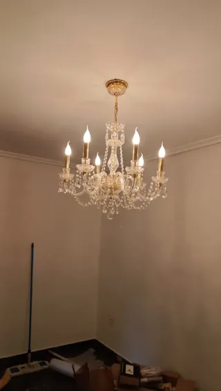 Lámpara araña cristal dorada y transparente