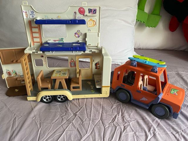 Coche y Caravana Bluey