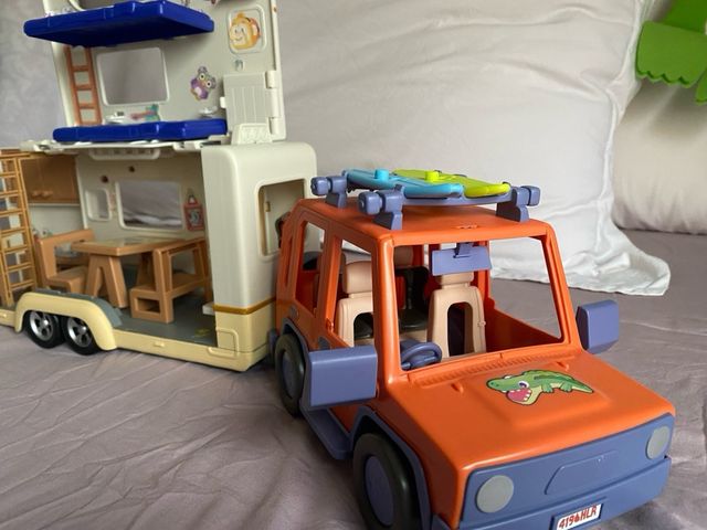 Coche y Caravana Bluey