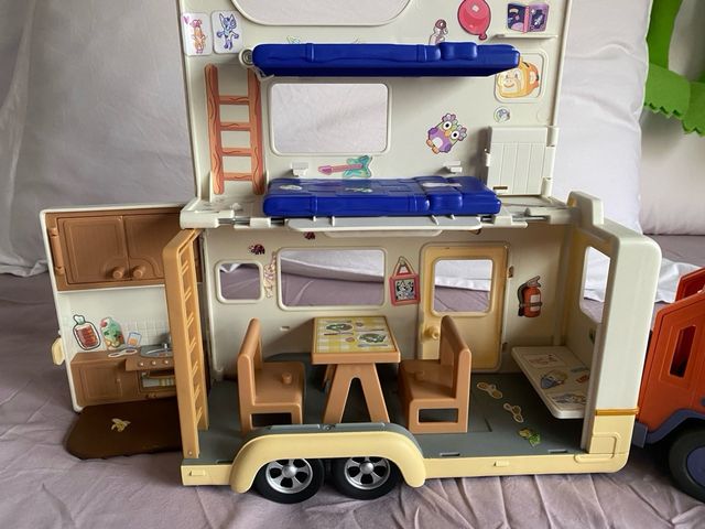 Coche y Caravana Bluey