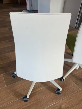 Sillas de oficina verdes y blancas