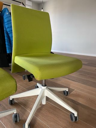 Sillas de oficina verdes y blancas