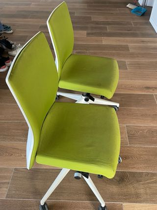 Sillas de oficina verdes y blancas