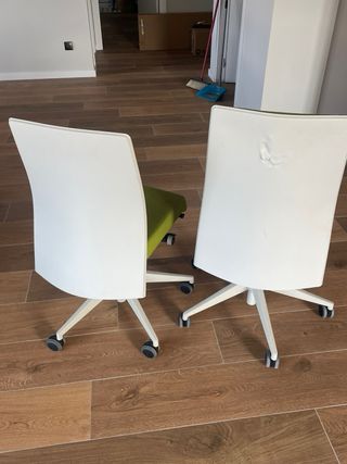 Sillas de oficina verdes y blancas