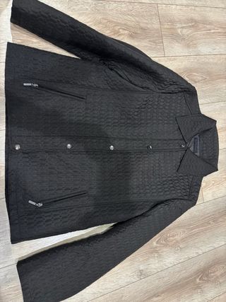 Chaqueta acolchada negra fina