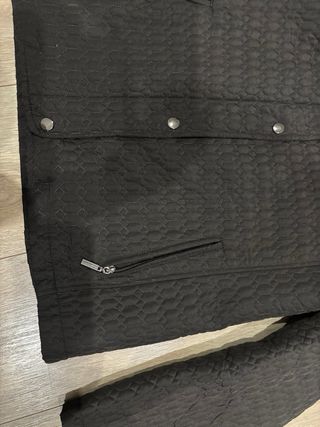 Chaqueta acolchada negra fina
