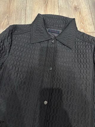 Chaqueta acolchada negra fina