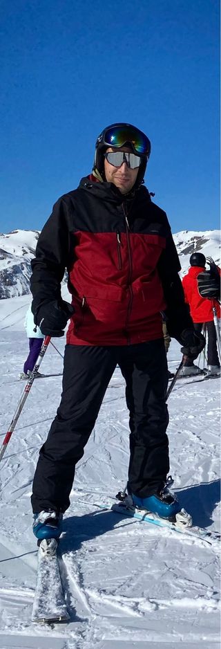 Chaqueta de esquí roja y negra