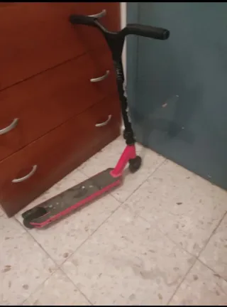 Monopatín rojo y negro