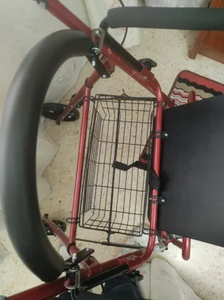 Andador rojo 4 ruedas con Silla y Cesta