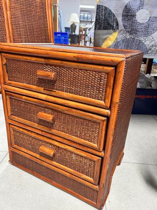 Cabecero y mesita de mimbre