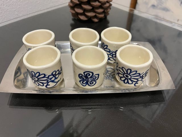 Juego 6 Vasitos Cerámica y Bandeja de acero