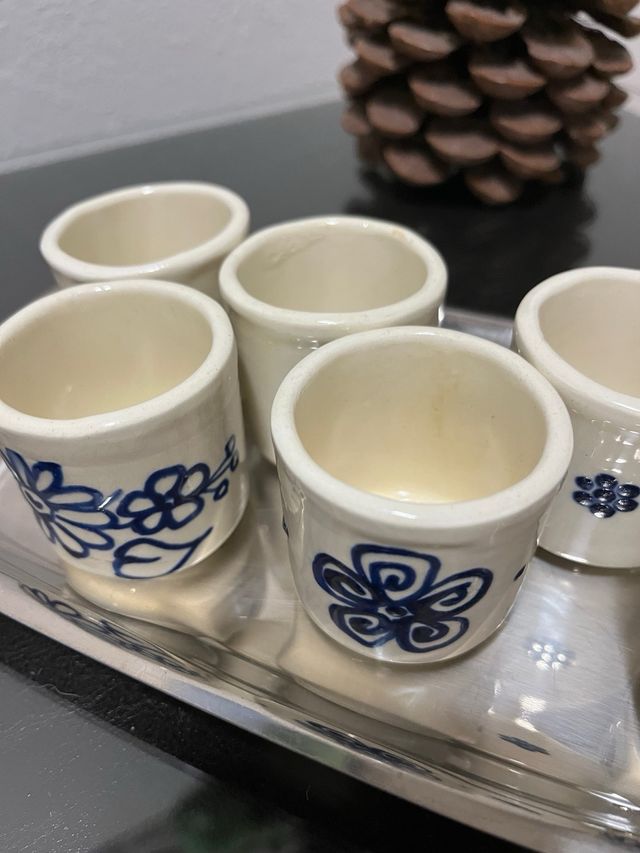 Juego 6 Vasitos Cerámica y Bandeja de acero