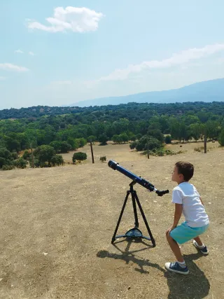 Telescopio azul con trípode