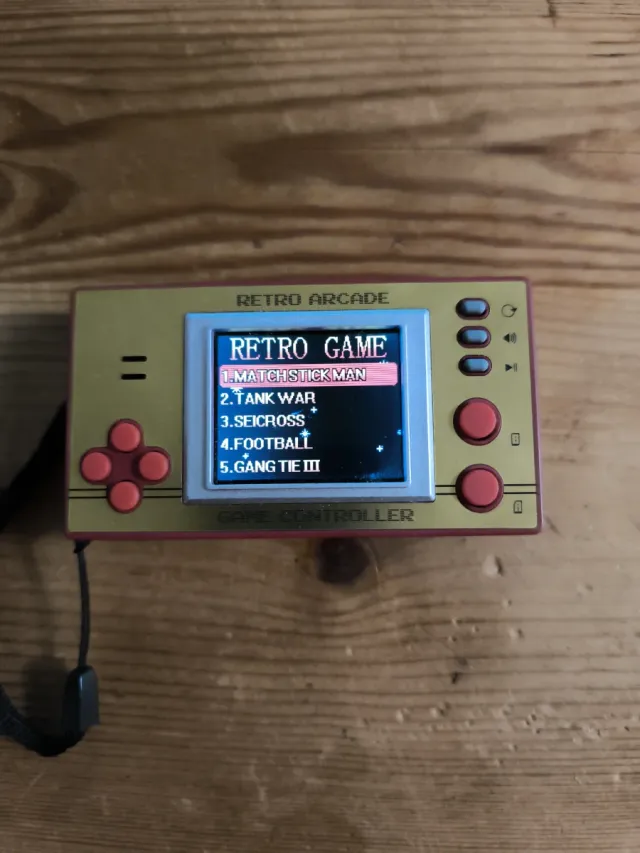 Controller di gioco arcade retrò dorato e rosso