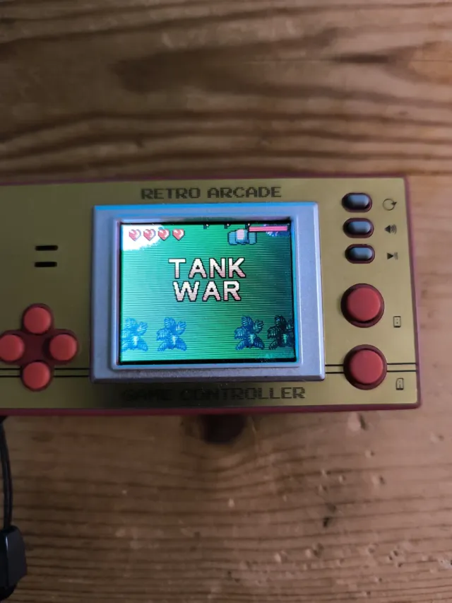 Controller di gioco arcade retrò dorato e rosso