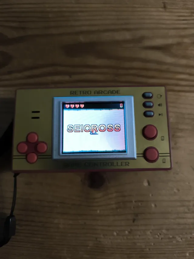 Controller di gioco arcade retrò dorato e rosso