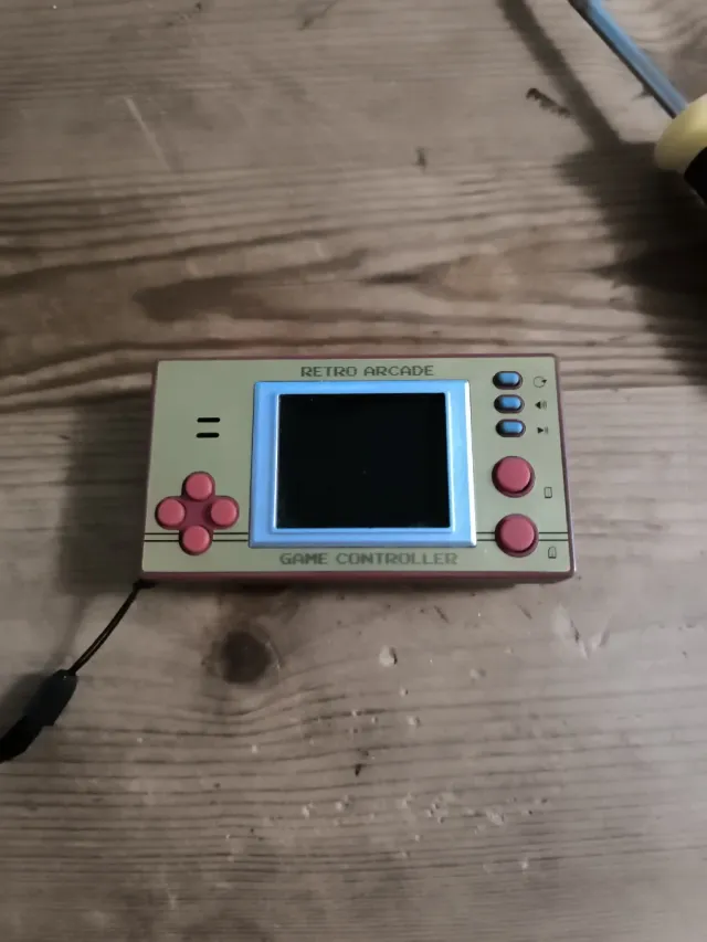 Controller di gioco arcade retrò dorato e rosso